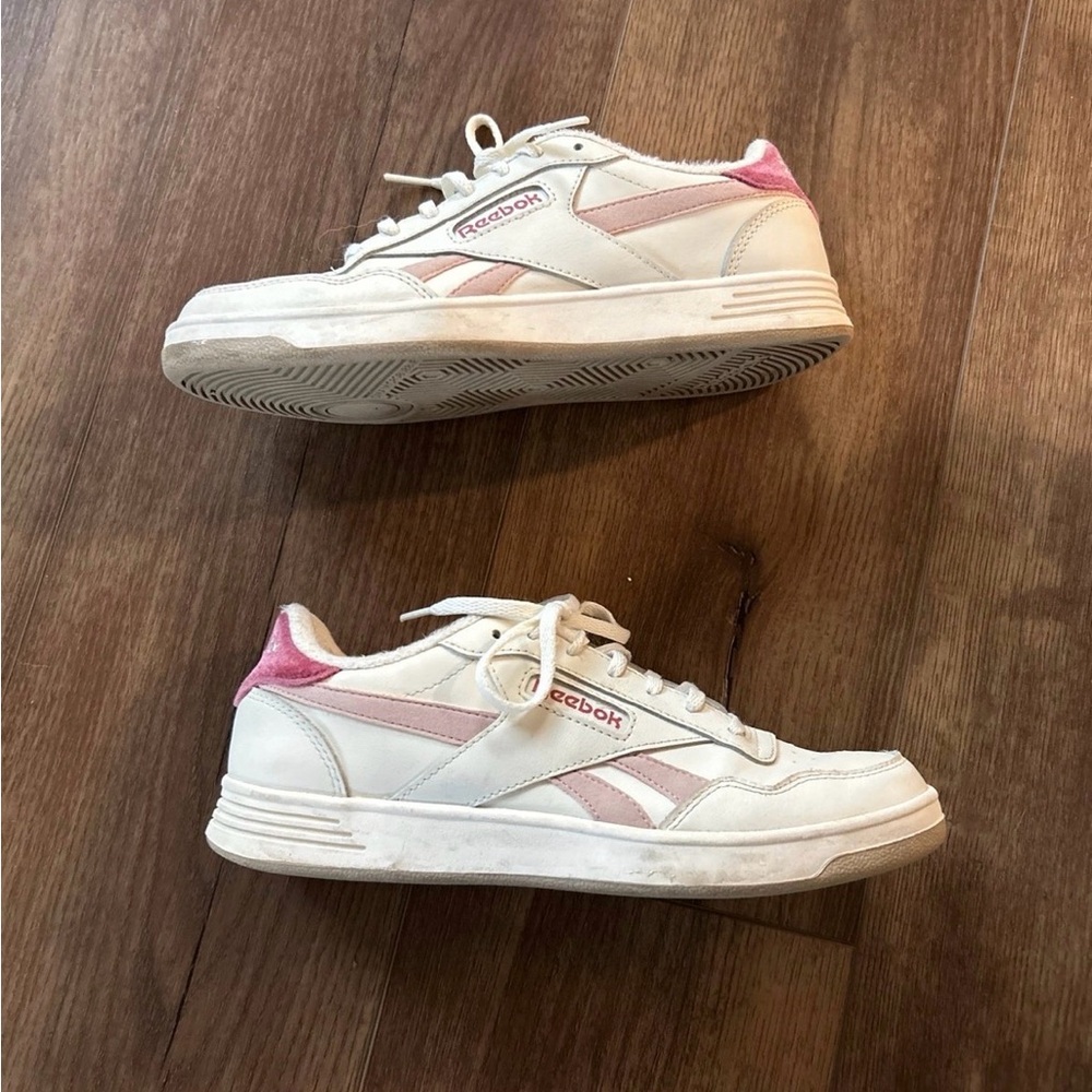 Reebok Off- White Sneakers with Pink Detailing